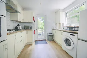 Cambridge North 3-Bed Family Home Garden & Parking - Image 5