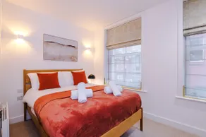 Stylish 3-Bed Central Stay - Roof Terrace & Parking - Image 5