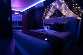LA NUIT DES SECRETS Love Room 4 étoiles avec Jacuzzi et Sauna - Image 4
