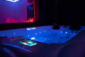 LA NUIT DES SECRETS Love Room 4 étoiles avec Jacuzzi et Sauna - Image 5