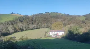 Family home in the Basque Country on the banks of a river - Image 3