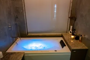 Auraa Premium Suites: Jacuzzi & Pool in Rajarhat - Image 2