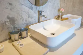 Delux Bungalow with workspace and microwave - Image 3