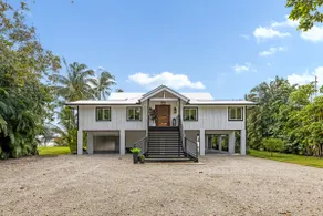 Dockside Luxury Waterfront Home - Image 4