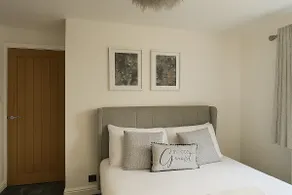 MODERN 3 BEDROOM PROPERTY WITH FREE DRIVEWAY PARKING by SHIRE STAYS - Image 5