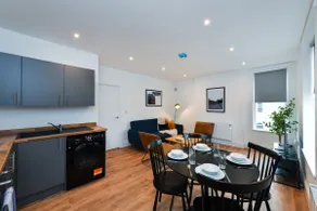 Charming 2Bed Flat - Spacious & Prime Location - Image 2