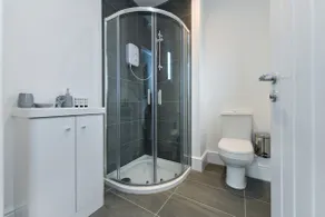 Charming 2Bed Flat - Spacious & Prime Location - Image 5