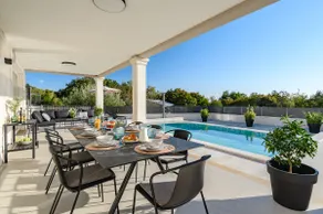 Japanese BBQ & Pool | Peaceful Villa | Chic Style - Image 5
