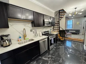 Prime Townhouse | Walkable + Cozy + Modern - Image 3
