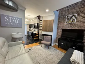 Prime Townhouse | Walkable + Cozy + Modern - Image 2