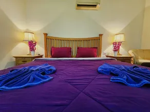 Golden Sands: Peaceful Lovers Beach Escape - Image 3