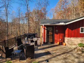 Private-hottub-trails-patio-grill-cozy cottage - Image 3