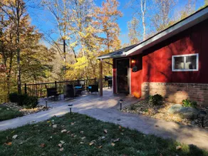 Private-hottub-trails-patio-grill-cozy cottage - Image 4