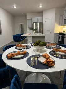Lux 5-Star New Home 4 King BRs 15min Plaza/Airport - Image 4