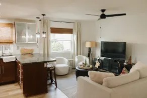 Golden Retreat Oasis: 3 BR with City Views - Image 3