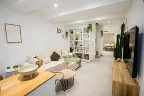 Family home with hot tub - Image 2