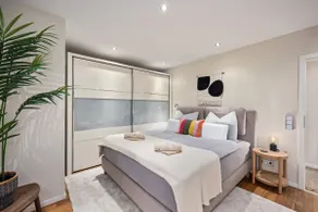 Elegant living space: Schwanenteich Suite Balcony Garage - Image 3