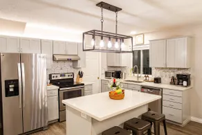 Lovely House w/King Bed, Full Kitchen & Great Yard - Image 2