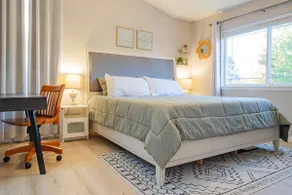 Lovely House w/King Bed, Full Kitchen & Great Yard - Image 3