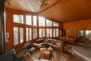 Stunning 4BR Waterfront Sauna Cabin Victoria Beach - Image 2
