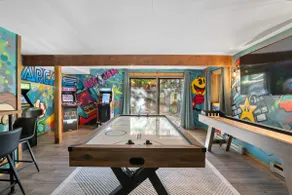 Chalet 1mi to Mount Snow with cinema and hot tub - Image 2
