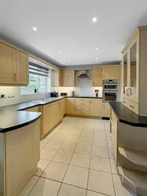 Large 5 Bedroom 3.5 Bathroom house garden/driveway hot tub - Image 5