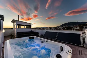 Luxury townhouse with rooftop sauna & Jacuzzi - Image 2