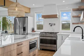 Modern Farmhouse Hot Tub BBQ Foosball 10 min to DT - Image 2