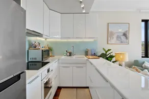 Coastal 2 bed apartment with pool and scenic views - Image 5