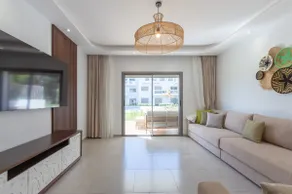 Luxurious ground floor with pool and garden - Image 5