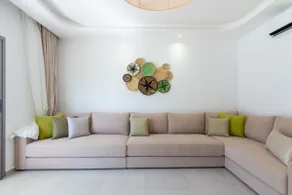 Luxurious ground floor with pool and garden - Image 3