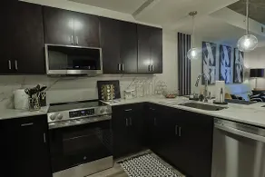 The Luxe Retreat Highrise w/great views - Image 3