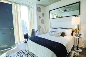 The Luxe Retreat Highrise w/great views - Image 2