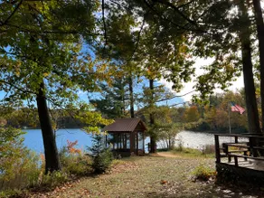 Lakefront house is 30 feet from the water - Image 2
