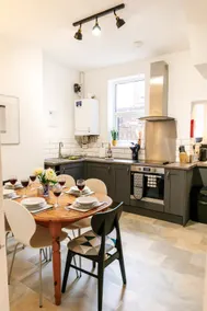 Bright and Well-Kept 3-Bed Property! Free Parking - Image 2