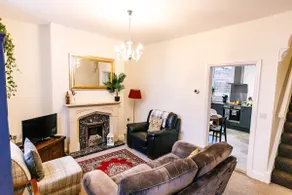Bright and Well-Kept 3-Bed Property! Free Parking - Image 3