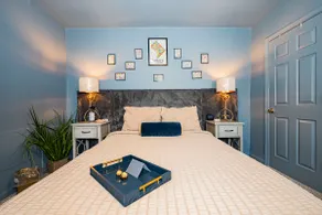 THE ROYAL: Nostalgic Go-Go Theme Suite w/Fireplace - Image 3