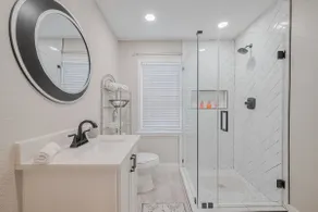 Quiet 3 bedroom 2 bath remodeled home in Deer Park - Image 3