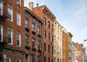 Sleeps 11 • Historic yet Modern • Walk to All - Image 2