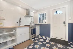 Stylish Downtown Cottage, Walk Everywhere - Image 4