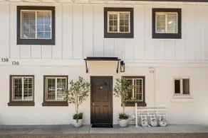 Stylish Downtown Cottage, Walk Everywhere - Image 2