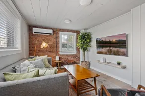 Stylish Downtown Cottage, Walk Everywhere - Image 3