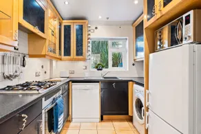LARGE HOUSE with FREE PARKING - Image 4