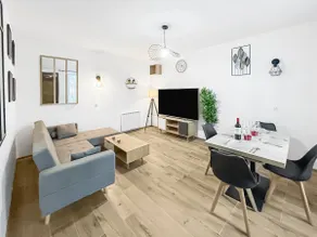 Bright house with canopy & large screen - Image 3