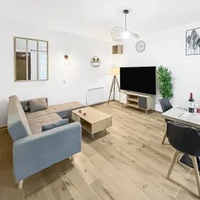 Bright house with canopy & large screen - Image 5