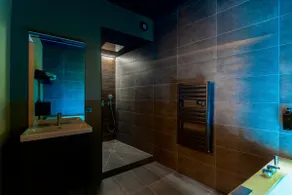 Luxurious room with spa bath - Image 5
