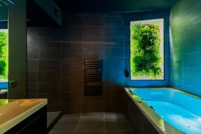 Luxurious room with spa bath - Image 4