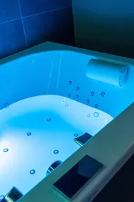 Luxurious room with spa bath - Image 2