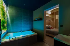 Luxurious room with spa bath - Image 3