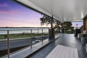 Bribie Island Waterfront Luxury Apartment - Image 4
